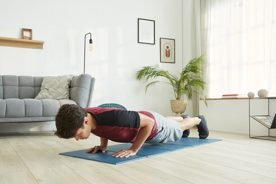 Stellen Sie sich auf die Planke, um die Muskeln der Presse und des Rückens zu trainieren