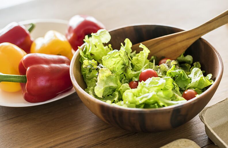 Lecho-Salat kann als leckere und gesunde Beilage dienen. 