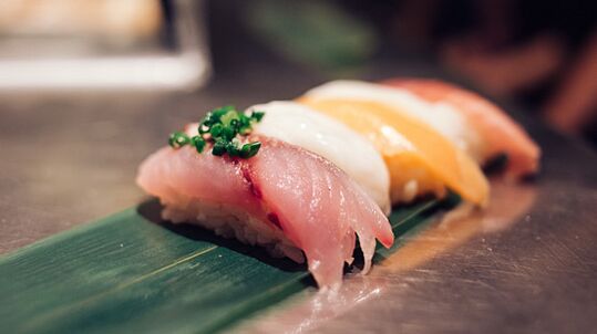 Frische Fischgerichte sind in der japanischen Ernährung ein Vorrat an Proteinen und Fettsäuren