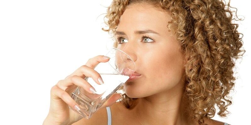Bei einer Trinkdiät müssen Sie zusätzlich zu anderen Flüssigkeiten 1, 5 Liter gereinigtes Wasser zu sich nehmen