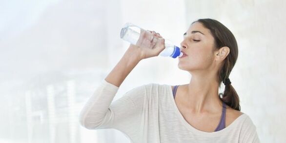 Um schnell abzunehmen, müssen Sie täglich mindestens 2 Liter Wasser trinken. 