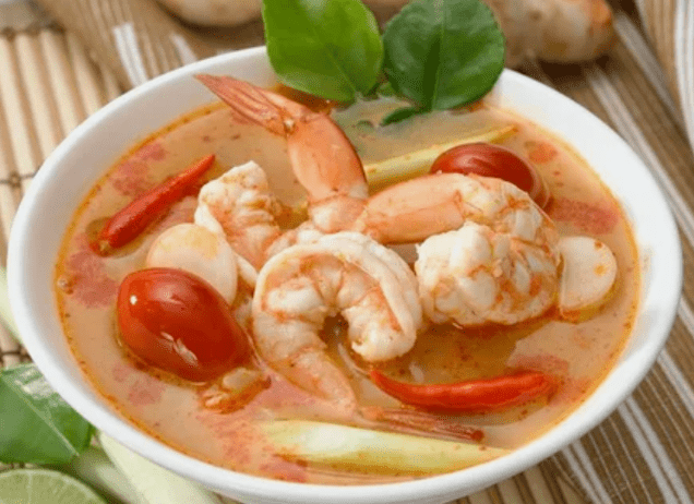 Suppe Tom Yam mit Garnelen