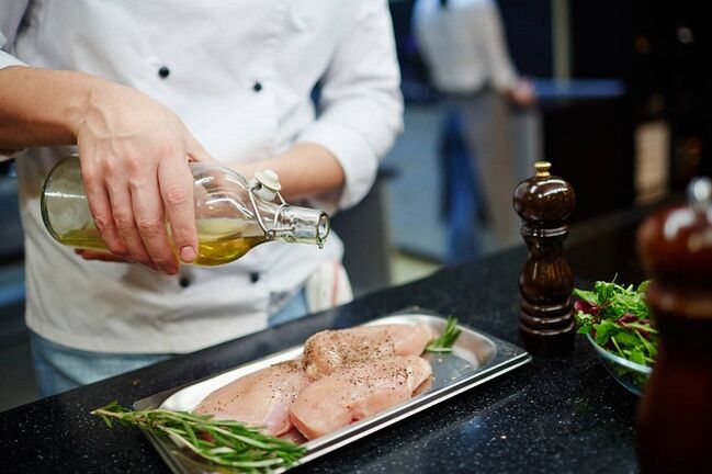 Verzehr von Hühnchen und Olivenöl im Rahmen einer ketogenen Diät